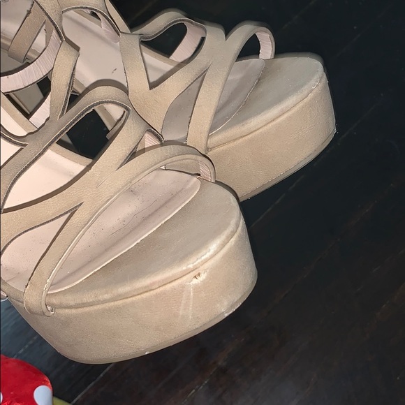 Women’s tan heels - Picture 2 of 4